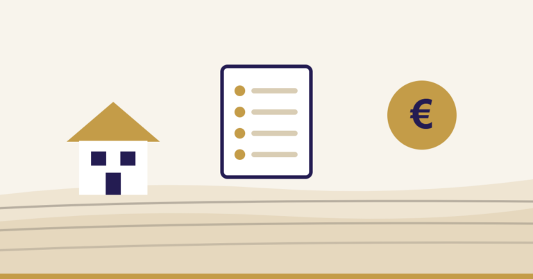 Haus, Checkliste und Euro-Münze als Symbol für die Vorbereitung von Immobilienkauf und Baufinanzierung